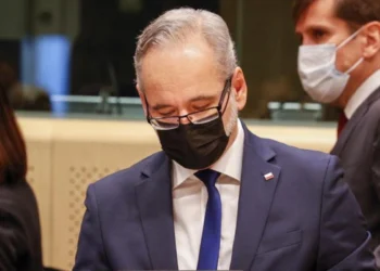 Koronavirusa görə sabiq naziri döydülər