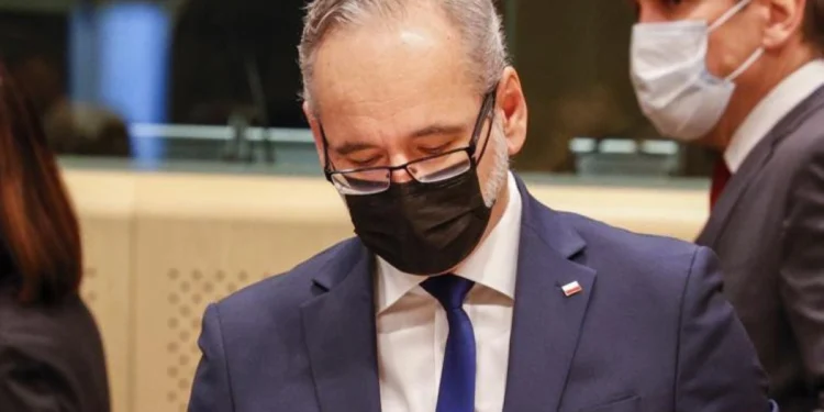 Koronavirusa görə sabiq naziri döydülər