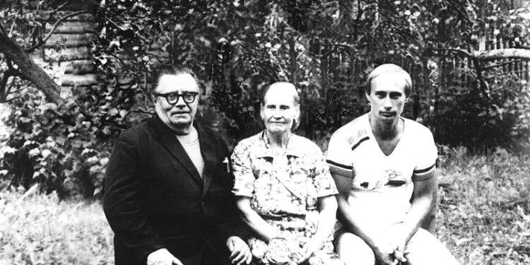 Putinin valideynləri - “Atamı heç vaxt sərxoş görmədim, anam isə bircə dəfə də söyüş söymədi”