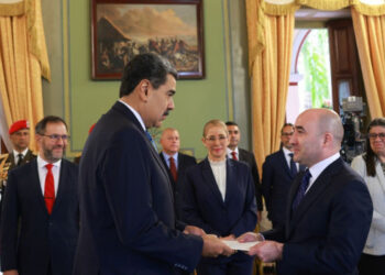 Azərbaycan səfiri etimadnaməsini Maduroya təqdim edib