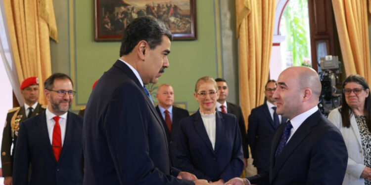 Azərbaycan səfiri etimadnaməsini Maduroya təqdim edib