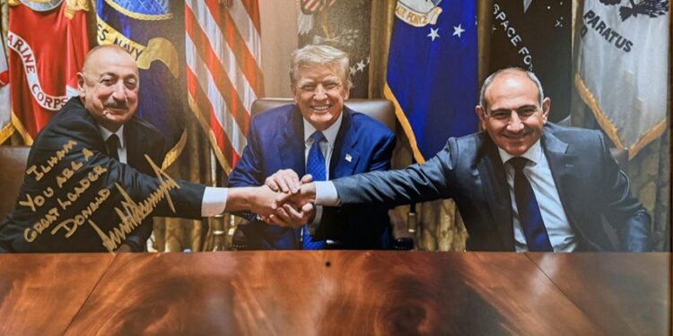 Trampdan Azərbaycan Prezidentinə imzalı foto: "İlham, Siz böyük lidersiniz"