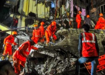 Hindistanda qanunsuz tikilən bina uçdu – 15 ölü