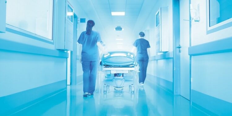 Gəncədə bıçaq xəsarəti alan ana və oğulun son vəziyyəti