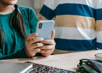 Dahabir ölkədə məktəblərdə telefon istifadəsi qadağan ediləcək