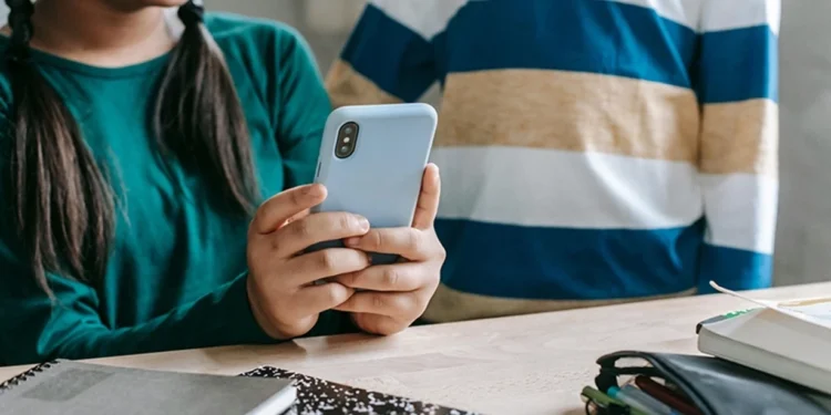 Dahabir ölkədə məktəblərdə telefon istifadəsi qadağan ediləcək