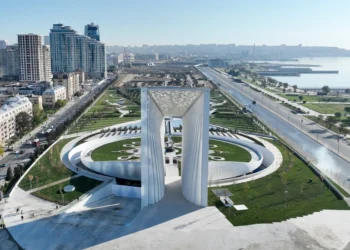 Dövlət və hökumət rəsmiləri Zəfər parkında olublar