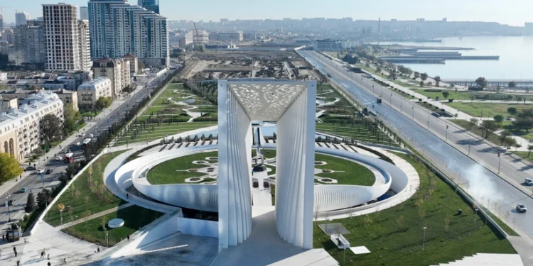 Dövlət və hökumət rəsmiləri Zəfər parkında olublar