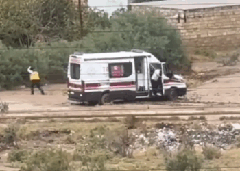 Çağırışa gedən təcili yardım maşını palçığa batdı – VİDEO