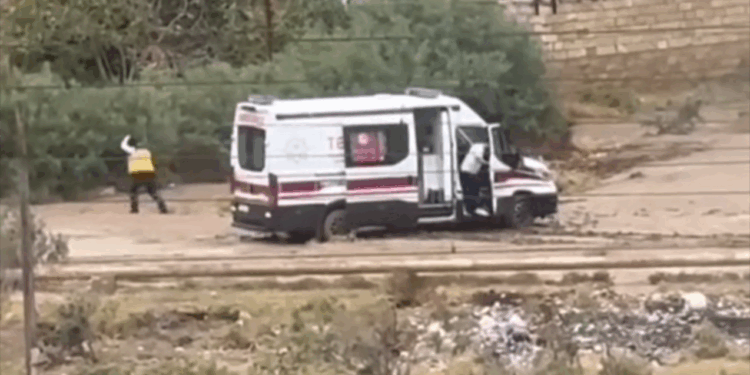 Çağırışa gedən təcili yardım maşını palçığa batdı - VİDEO