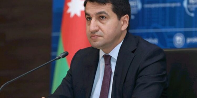 Hikmət Hacıyev Prezident İlham Əliyevin balaca Nilayla şəklini paylaşıb