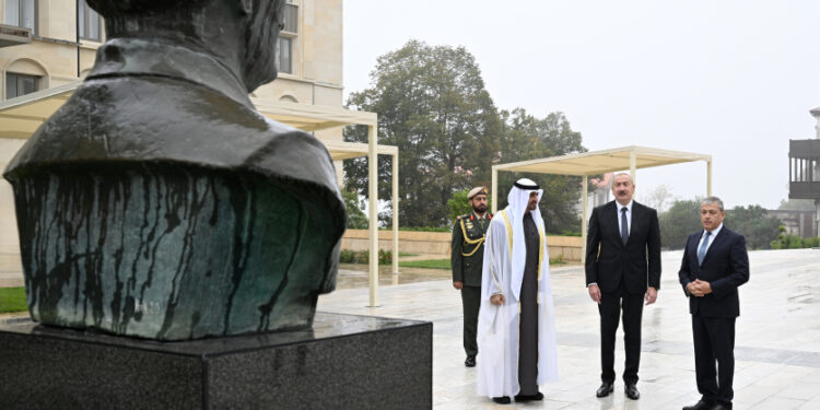 Prezidentlər Şuşada güllələnmiş heykəllərə baxıblar