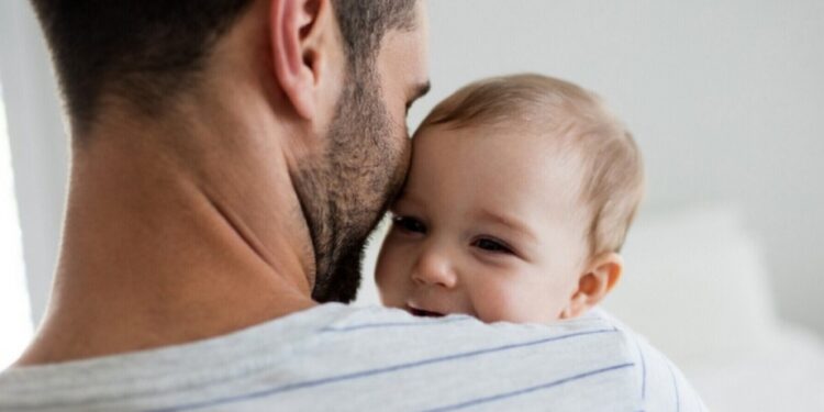 Azərbaycanda atalar da ödənişli məzuniyyətə çıxa biləcək