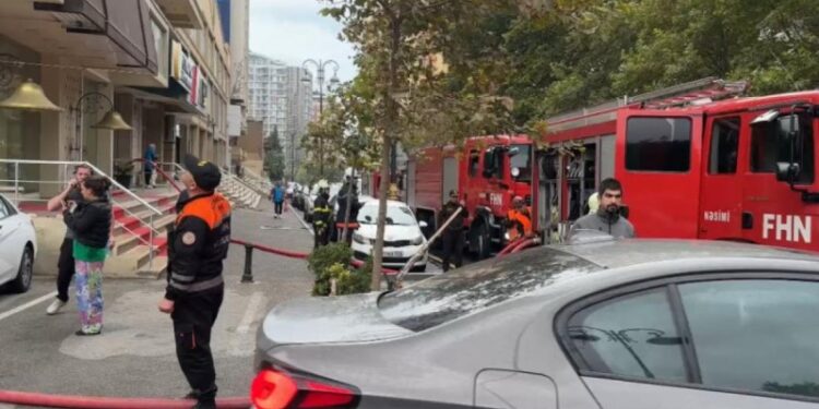 Bakıda binada yanğın: Sakinlər təxliyə olundu - FOTO - VİDEO
