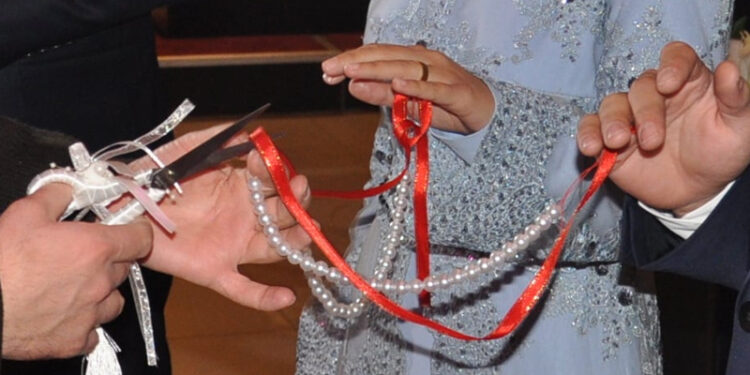 14 yaşlı qızla 20 yaşlı oğlan nişanlandı - Ata həbs edildi