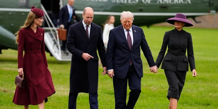 Tramp və xanımı Britaniya kralı ilə görüşə yollanıb