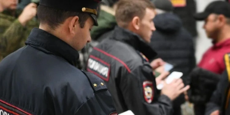 Sankt-Peterburqda yüzə yaxın miqrant polisə aparılıb