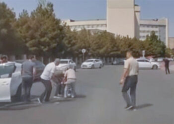 Maşınla vurulan qadın yolun ortasında qaldı, sürücünü döydü – VİDEO