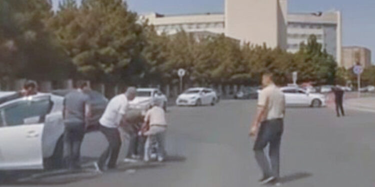 Maşınla vurulan qadın yolun ortasında qaldı, sürücünü döydü - VİDEO