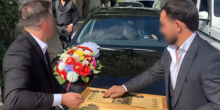 Gəlin maşınının qarşısını kəsib nərd oynadılar - Bəyin 4 dostu həbs edildi