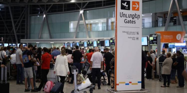 “Hraparak”: Qarabağı könüllü tərk etmiş ermənilər Ukraynada döyüşmək üçün Rusiyaya gedir