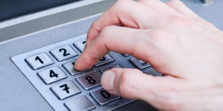 Bank kartlarından oğurluq edənlər saxlanıldı