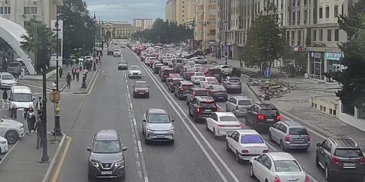 Paytaxt yolllarında svetoforlara “yaşıl dalğa” rejimi tətbiq edilib