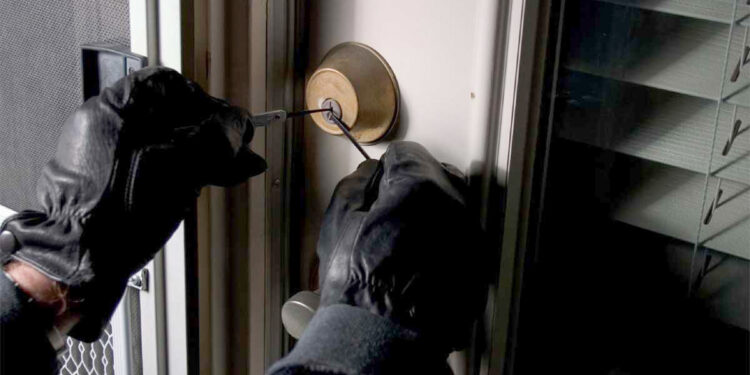 Bakıda evdən 15 min manatlıq qızıl oğurlanıb