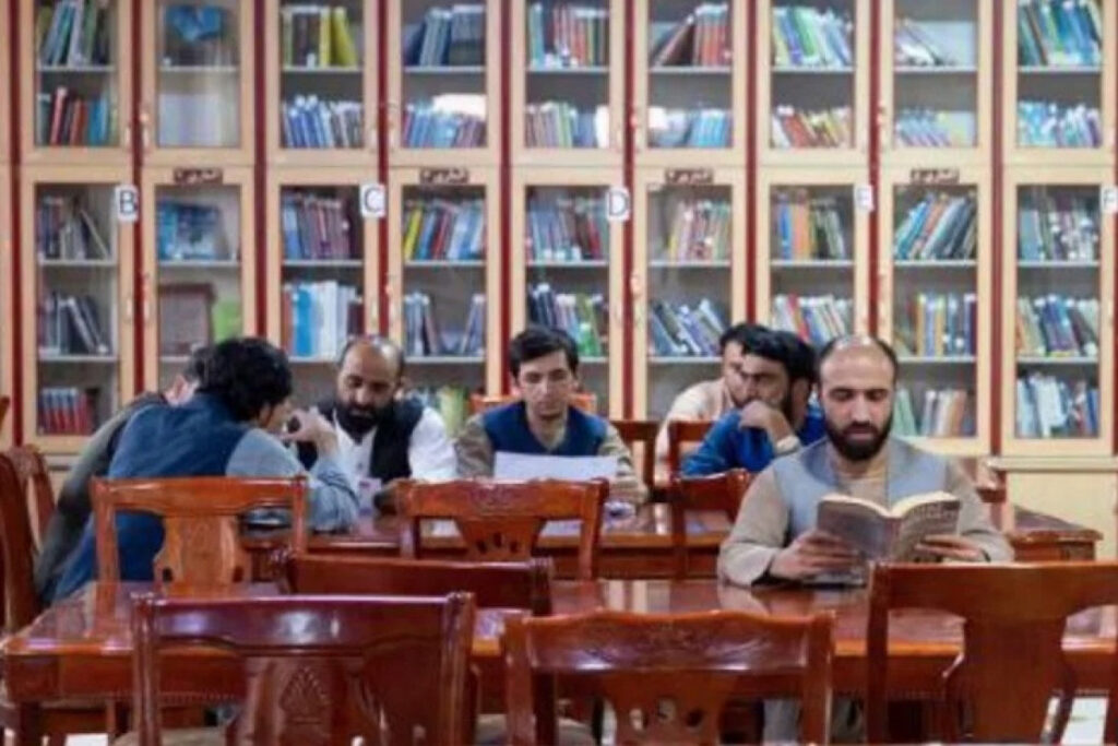 Taliban qadınların yazdığı kitabları universitetlərin tədris sistemindən çıxarıb