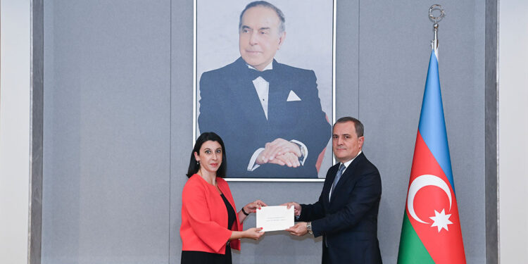 Fransa səfiri etimadnaməsini Ceyhun Bayramov təqdim edib