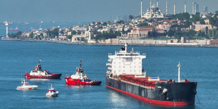 İstanbul boğazında qəza: Sərnişin bərəsi yük gəmisi ilə toqquşdu