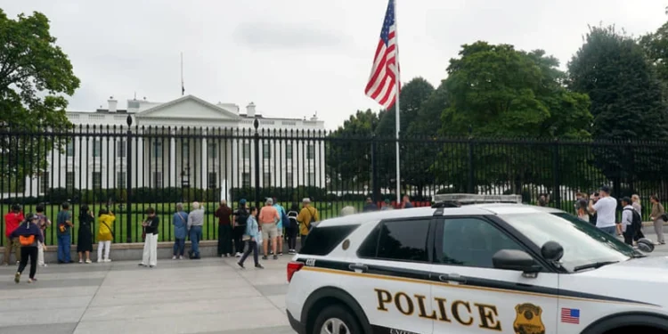 Trampın silahdaşının qətlindən sonra Ağ Ev mühasirəyə alınıb