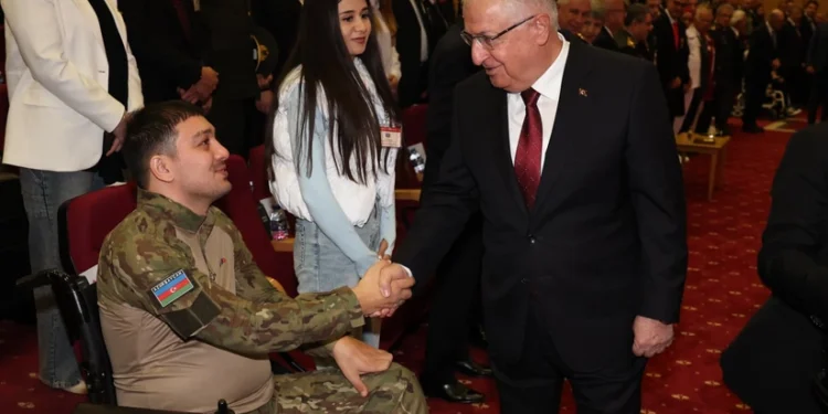 Yaşar Gülər azərbaycanlı qazilərlə görüşüb