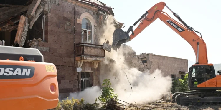 Xankəndidə qondarma rejimin "Xarici İşlər Nazirliyi"nin binası sökülür