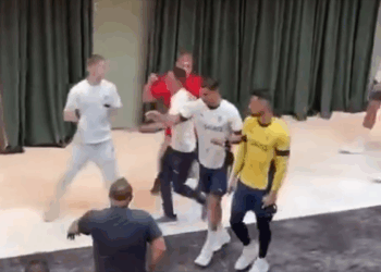 Ronaldo Ermənistanda şəkil üçün yaxınlaşan azarkeşi itələdi – Video