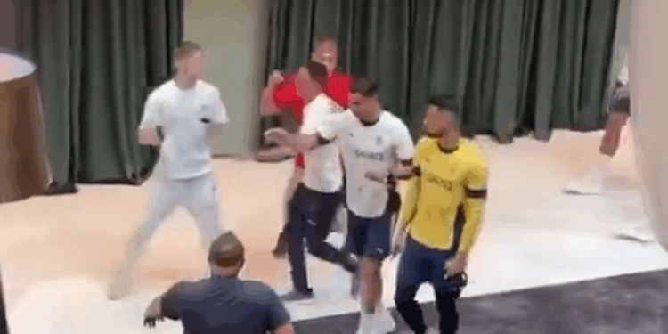 Ronaldo Ermənistanda şəkil üçün yaxınlaşan azarkeşi itələdi - Video