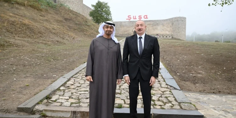 Prezidentlər Şuşa qalasının önündə foto çəkdiriblər