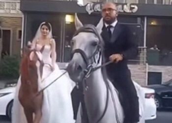 Bakıda bəylə gəlin toya at belində getdi – VİDEO