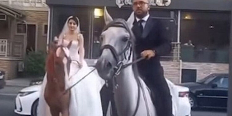 Bakıda bəylə gəlin toya at belində getdi - VİDEO