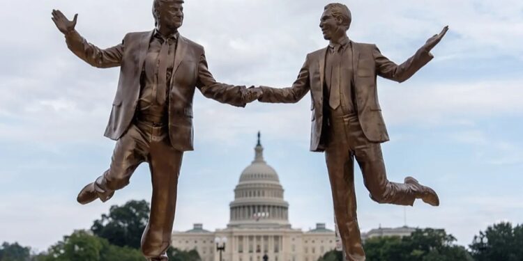 Tramp və Epşteynin heykəli Ağ Evi ayağa QALDIRDI