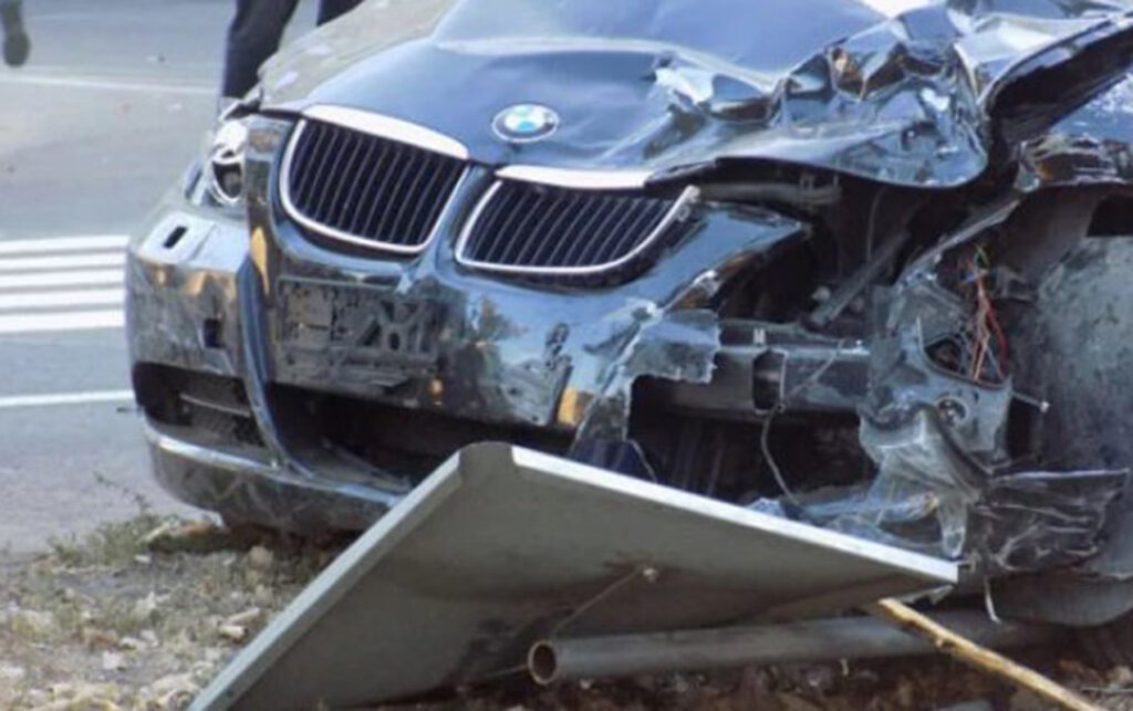 Bakıda “BMW” hasara çırpıldı – Ölən var