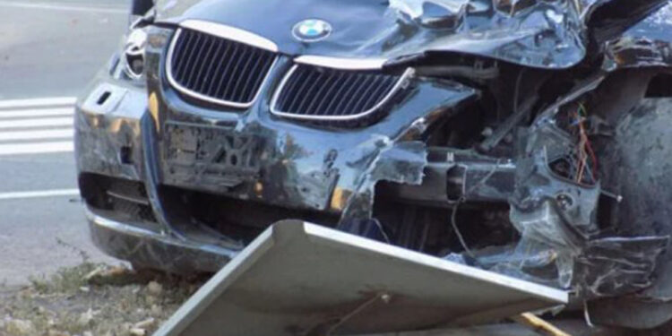 Bakıda “BMW” hasara çırpıldı - Ölən var