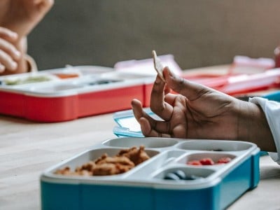 İndoneziyada 1000-dən çox uşaq məktəb yeməklərindən zəhərlənib