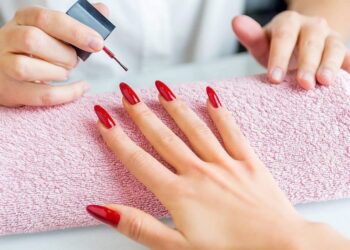 Gel dırnaq boyalarından istifadə edən xanımlara XƏBƏRDARLIQ – VİDEO