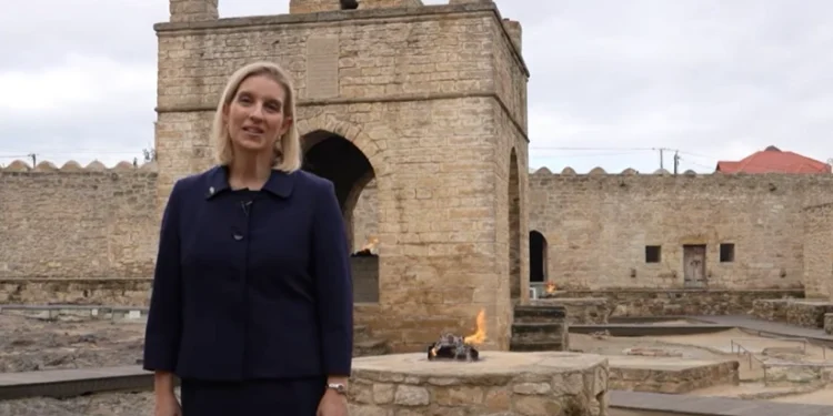 ABŞ səfirliyinin müvəqqəti işlər vəkili Atəşgah məbədini ziyarət edib