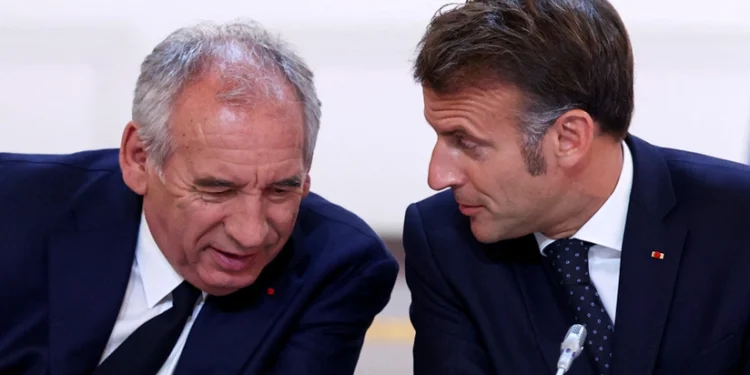 Makron Fransua Bayrunun istefasını qəbul edib