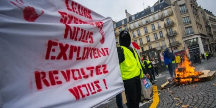 Marseldə etirazçılar hərbi zavodu bağlayıblar