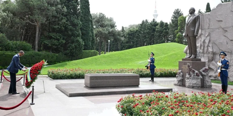 Ruanda Prezidenti Heydər Əliyevin məzarını ziyarət edib - YENİLƏNİB