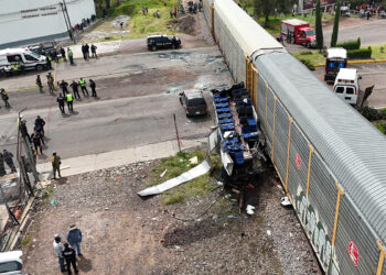 Qatarın sərnişin avtobusunu ikiyə böldüyü qəzanın – Görüntüləri