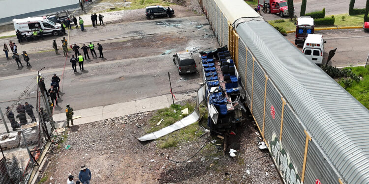 Qatarın sərnişin avtobusunu ikiyə böldüyü qəzanın - Görüntüləri